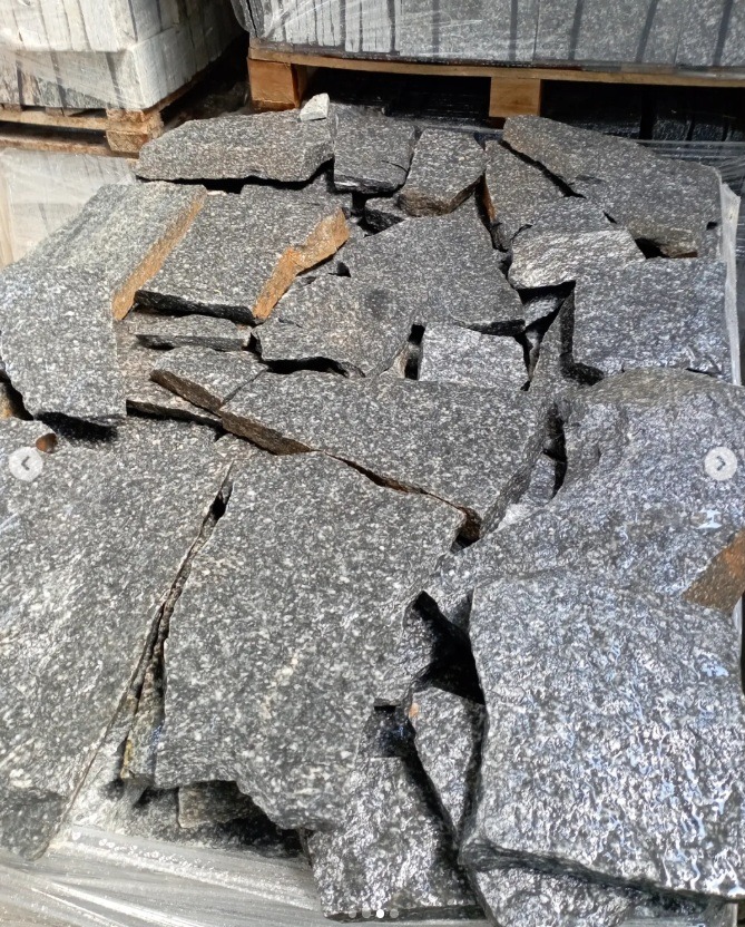 pedra miracema caco cinza no palete direto da pedreira jazida própria melhor preço. rústico elegante