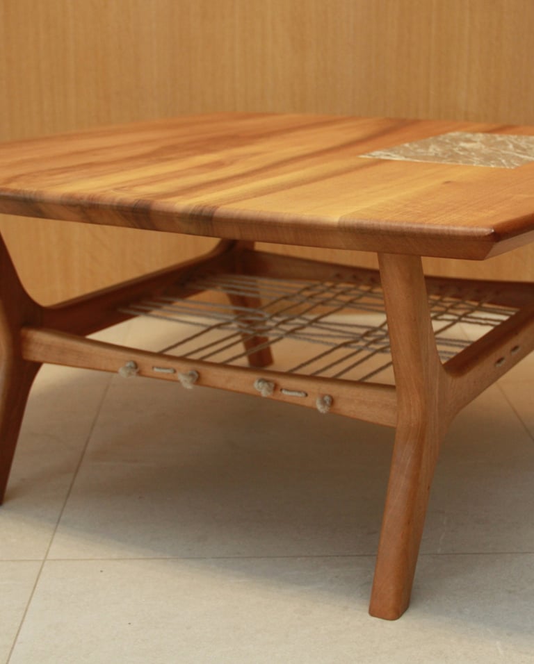 Salontafel op maat. Notelaar.