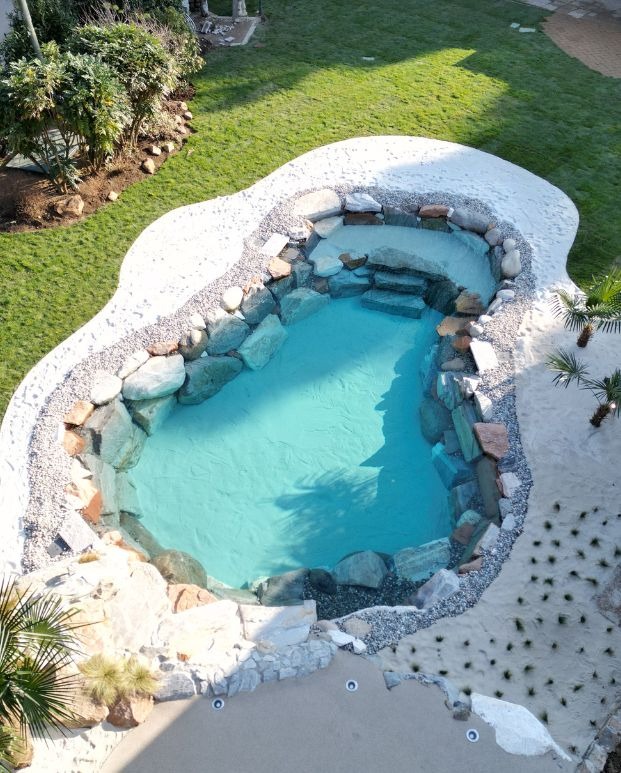 piscina naturale con sabbia bianca palme e rocce 