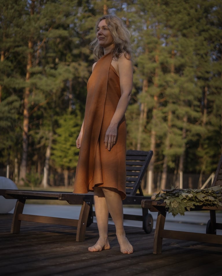 Moteris su linine skraiste