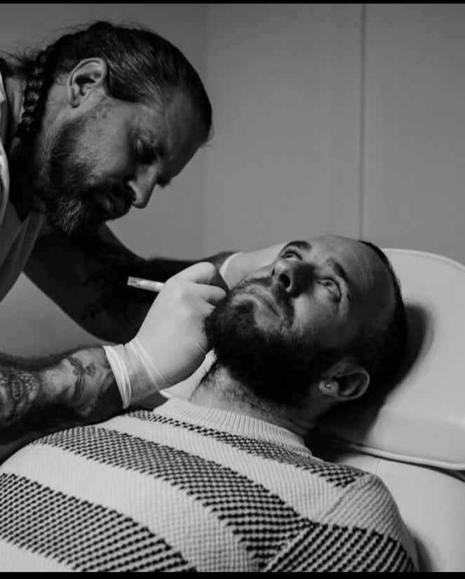 piercing a l'oreille d'un homme 