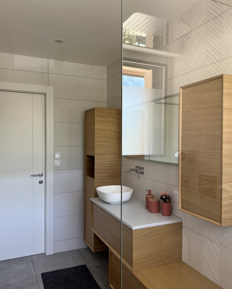 Petite salle de bain avec paroi de douche vitrée