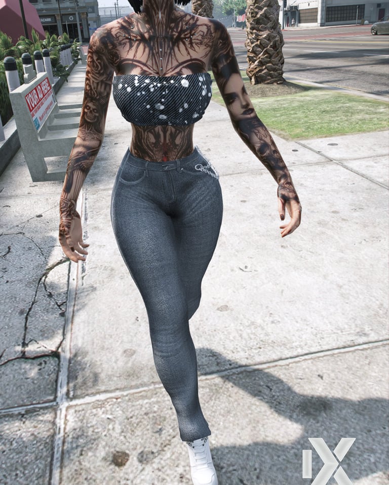 Waist-enhancing denim with silver-blue chain accent