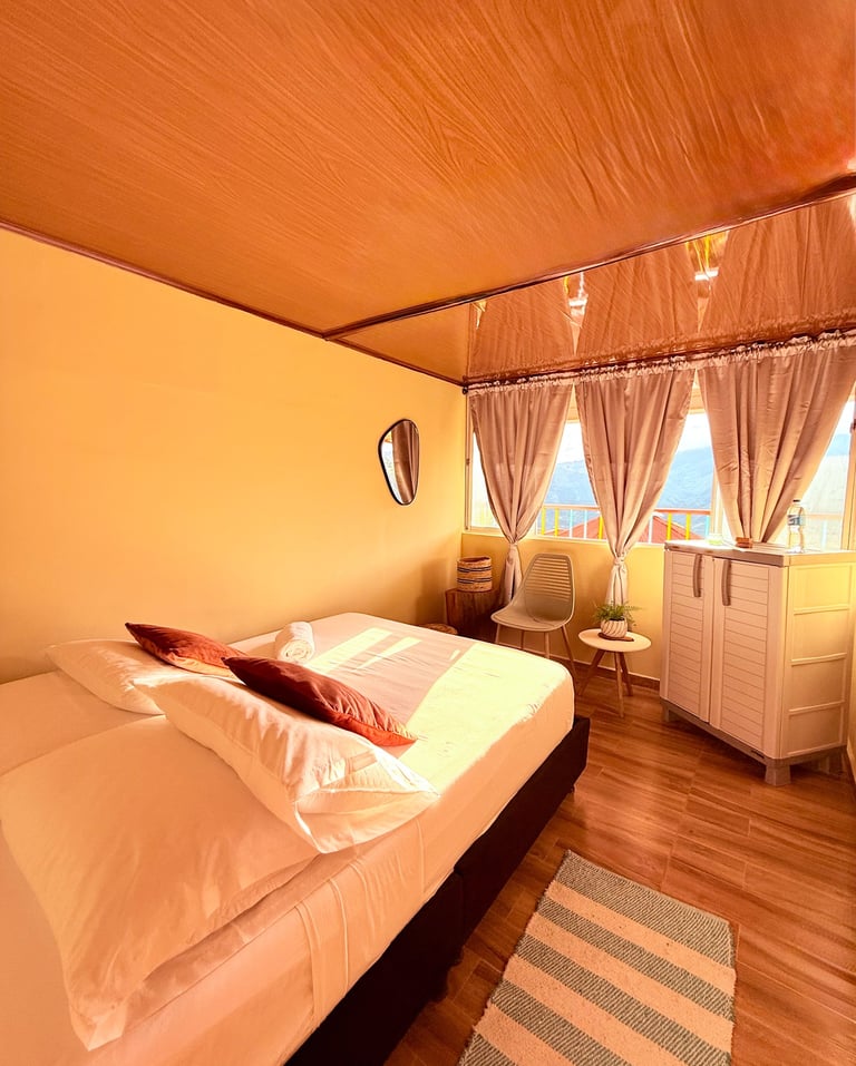 Habitación sencilla con iluminación natural
