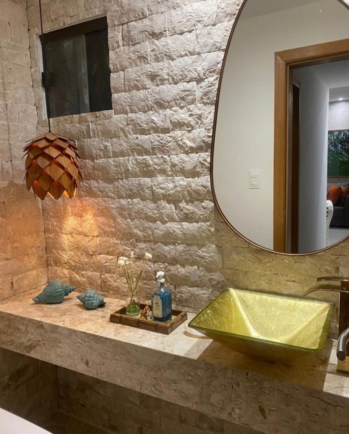 Pedra travertino rockface serrada, almofadada,  instalada na parede interno e externo