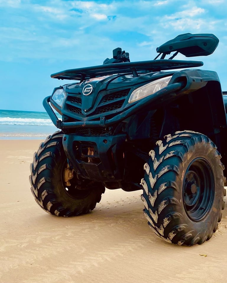 quad noir sur une plage
