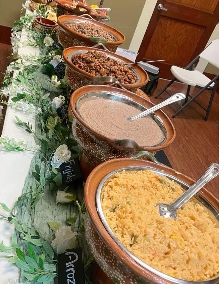Cazuelas de barro con comida