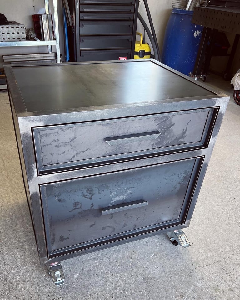 Desserte de bureau sur mesure en métal brut ou coloris au choix