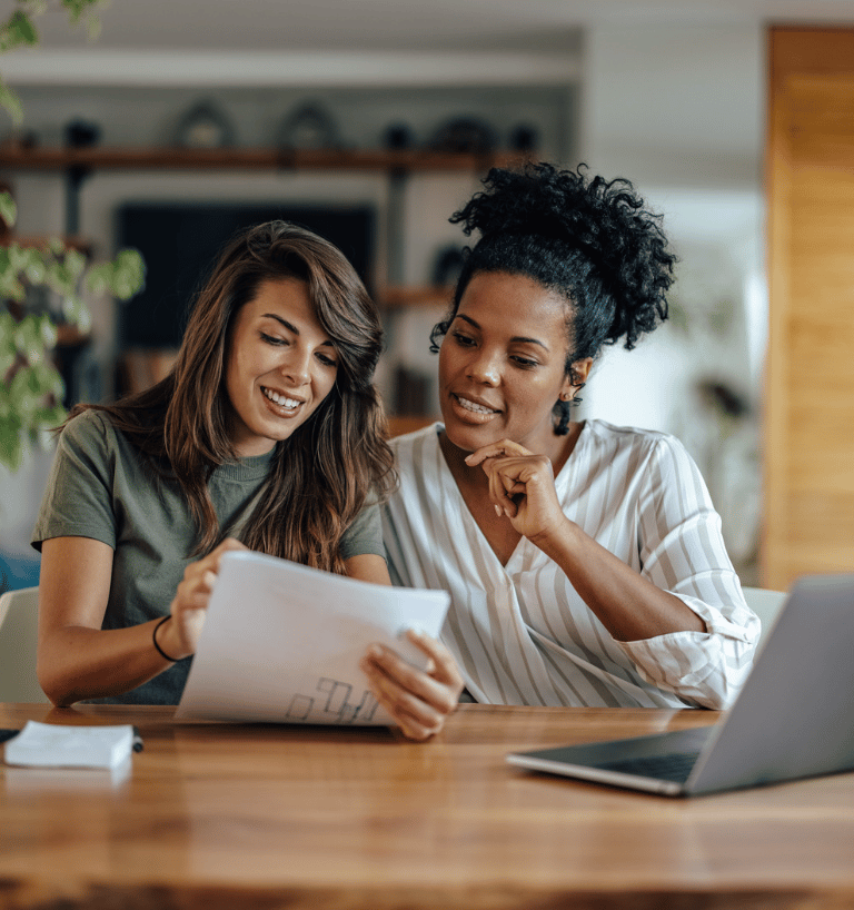 Bankeaz | Expatriate woman negotiating her new French employment contract