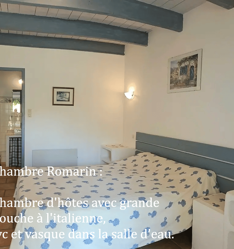 chambre romarin "la ramade" avec un grand lit et un petit lit, mur blanc, poutre et placard bleu 