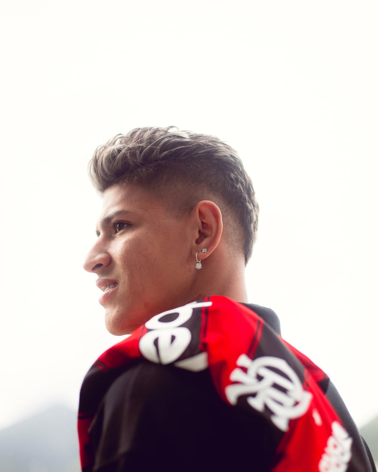 Carrascal no Flamengo: o manto sagrado no ombro.