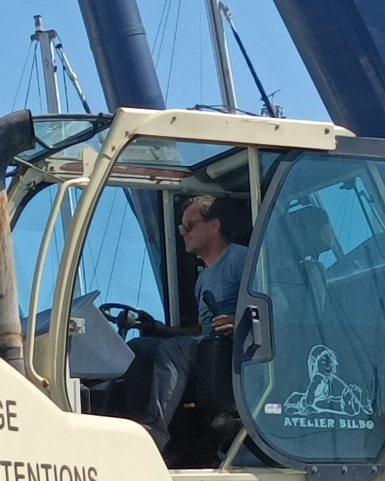 Le Patron operates the lift