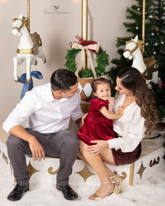una familia en un carrusel celebrando la navidad