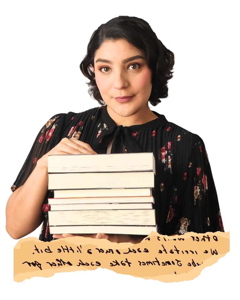 Andrea Moreno creadora de contenido literario foto de perfil. Mujer sosteniendo una pila de libros