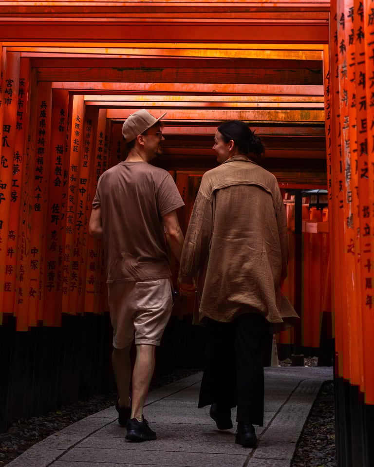 Daniel & Jana (Fotografenpaar aus Coburg) auf Reisen am Fushimi Inari Schrein in Kyoto, Japan.