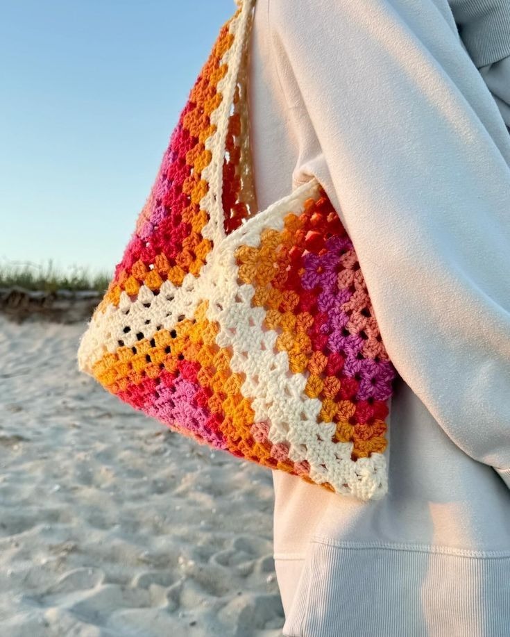 Bolso playero hecho a crochet con la tecnica granny, de colores calidos