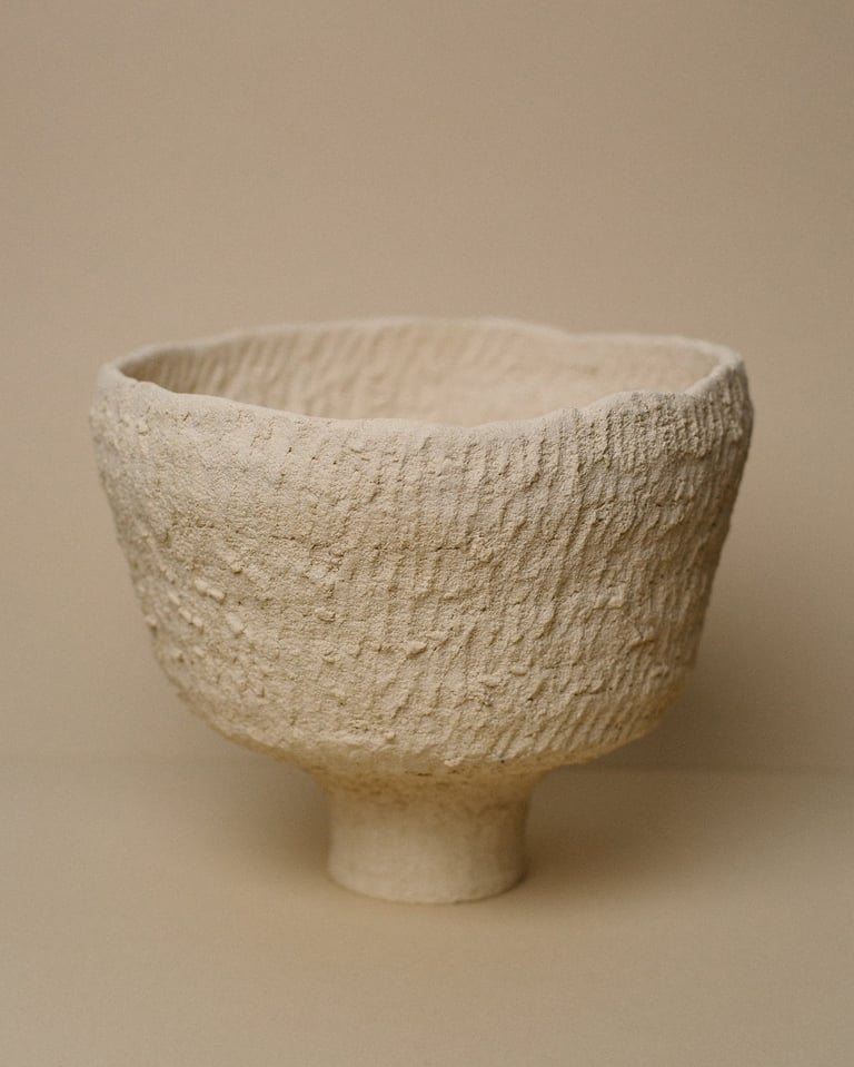 Vase sur pied sculptural en grès sable modelé intégralement à la main