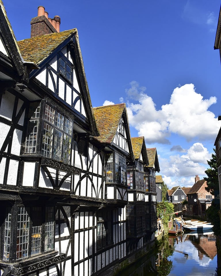 Maisons style Tudor sur la rivière Great Stour et des petites barques en bois vides