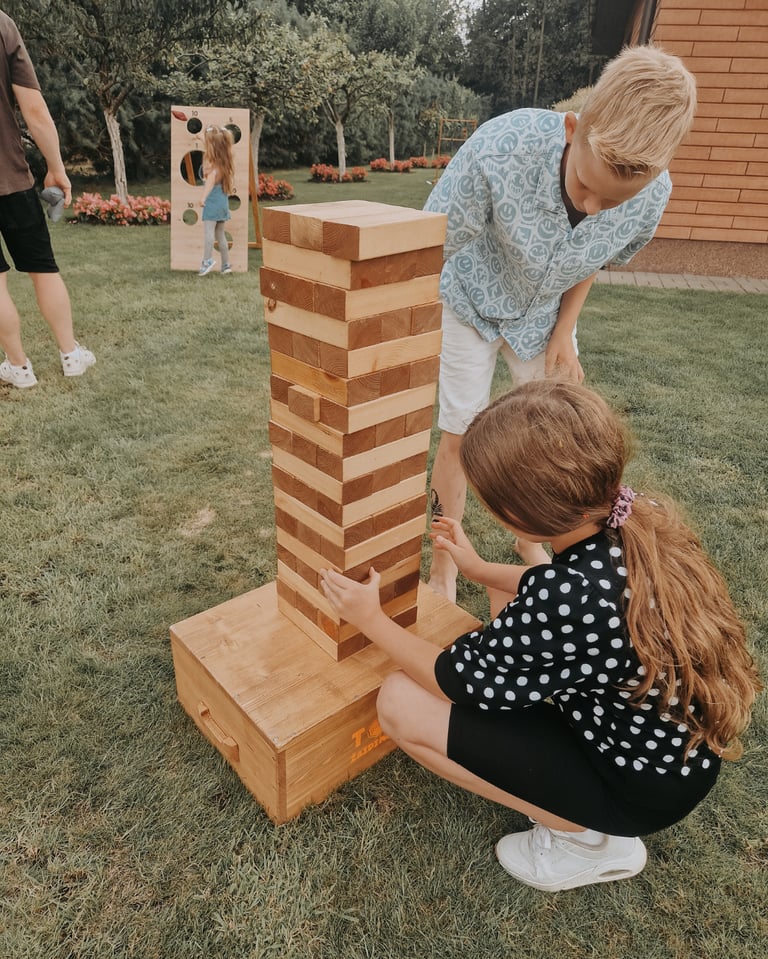 XXL Jenga su užduotimis žaidimas – žaidimų nuoma Klaipėdoje.