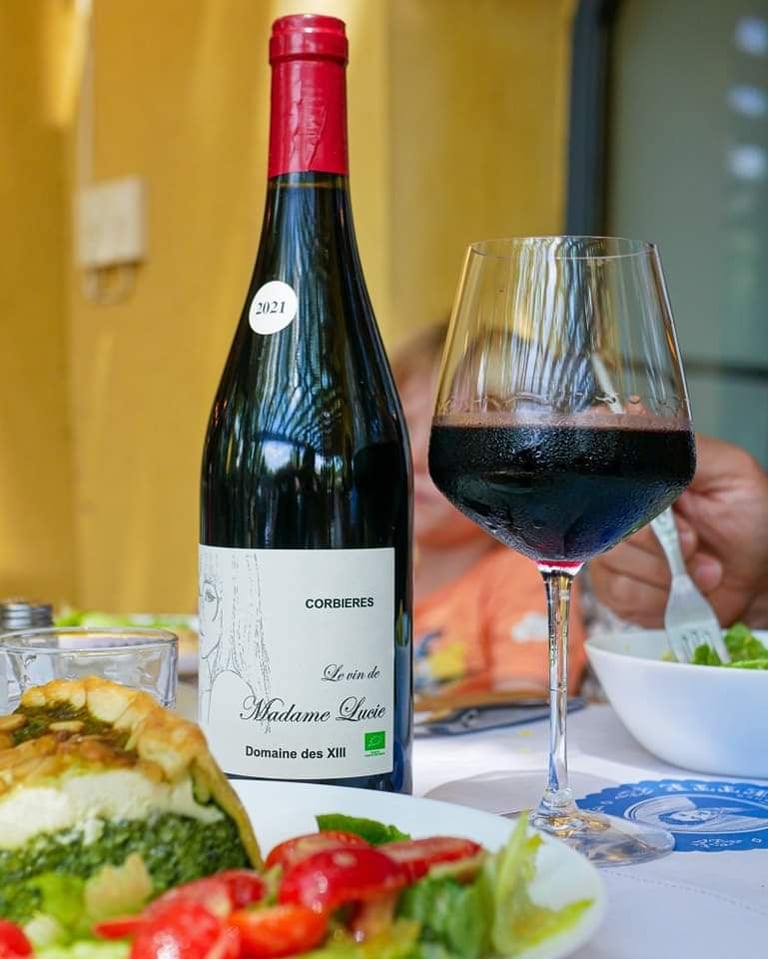 Madame Lucie sur table