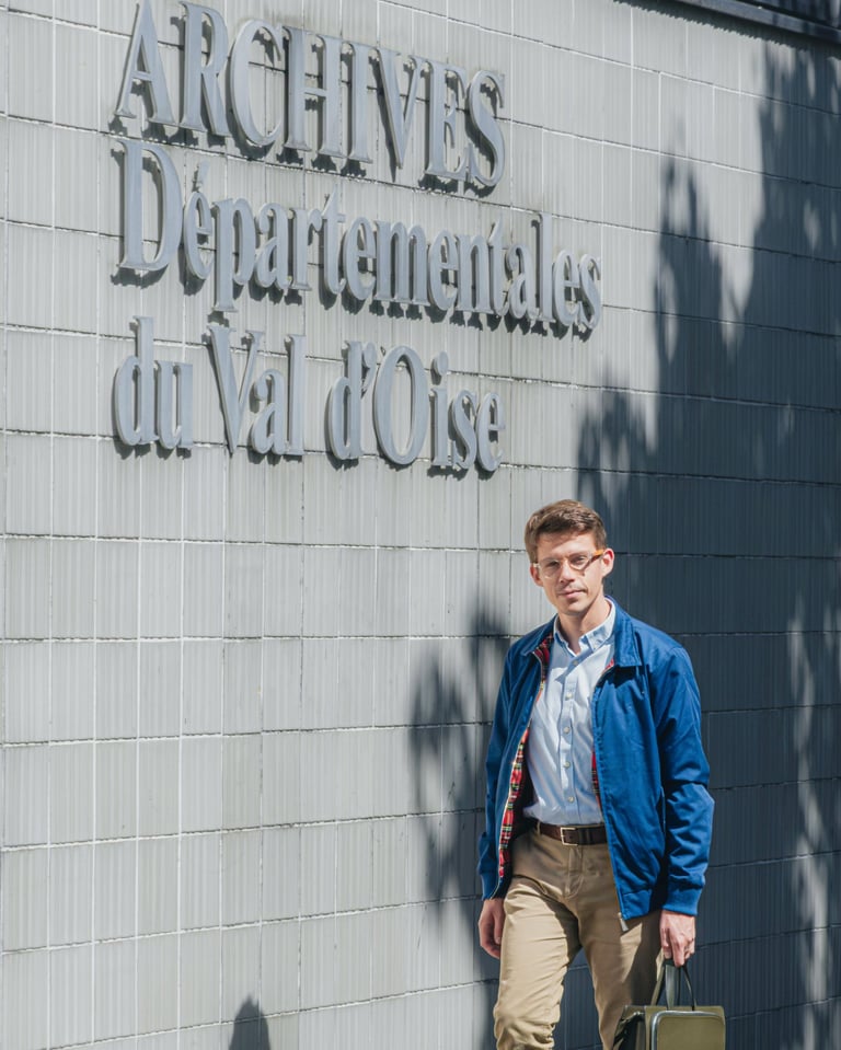 David Quentin, candidat RN-UDR aux élections municipales de 2026 à Domont, marche devant la façade d