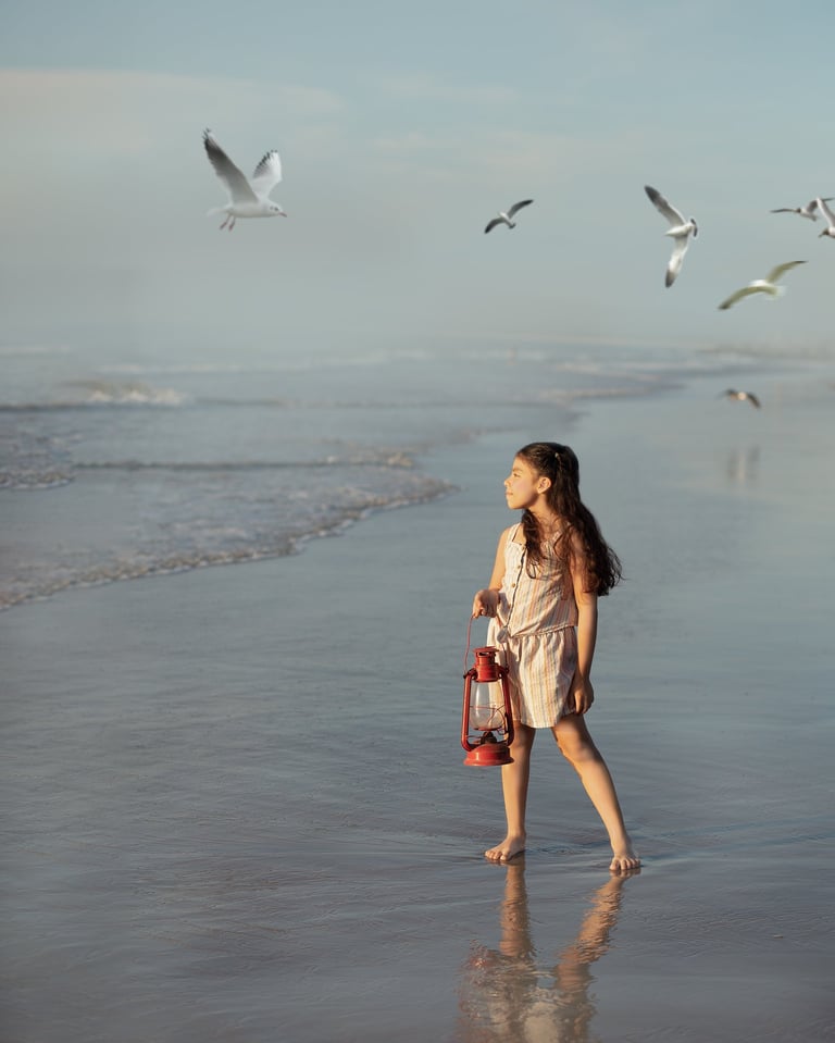 una niña en orilla de la playa
