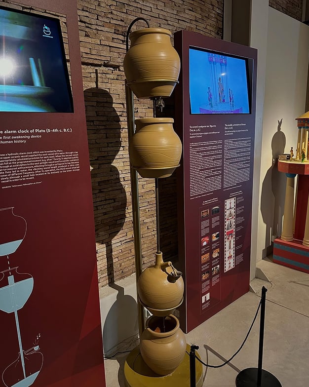 Réplica de despertador de água atribuído a Platão, exibida no Museu de Tecnologia Grega Antiga