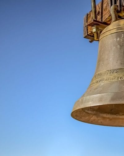 Sino de igreja usado como alarme coletivo em tempos históricos.
