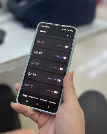 Configuração de alarme em celular Android com opções de som, vibração e repetição.