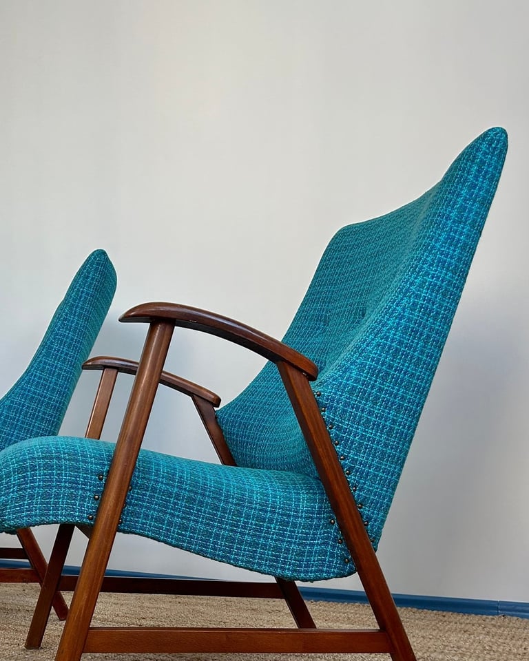 Du Mid Century melyno audinio foteliai