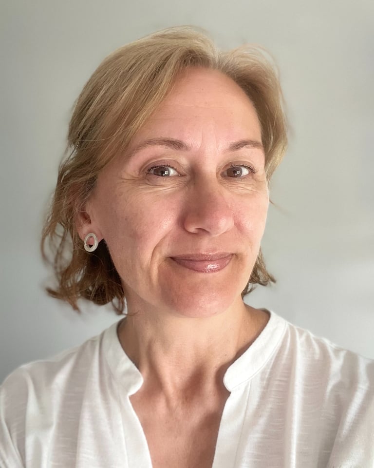 Professional caucasian woman looking into the camera with a relaxed smile