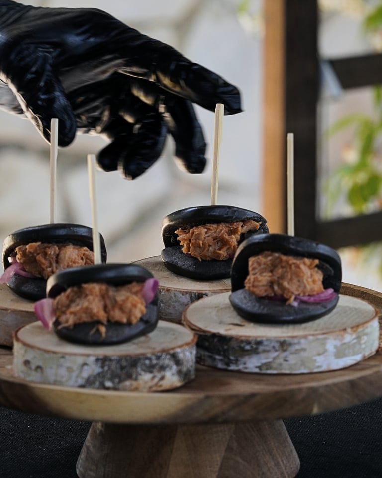 Catering para eventos corporativos con cocina en vivo y puesta en escena cuidada.