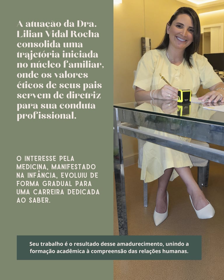 Uma médica de vestido amarelo sentada à mesa