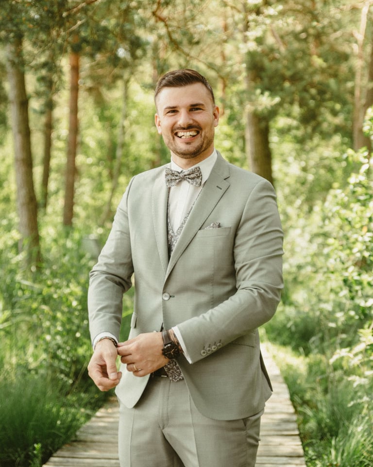 Gründer von Partivent lächelt in die Kamera – Hochzeiten & Fotobox-Service