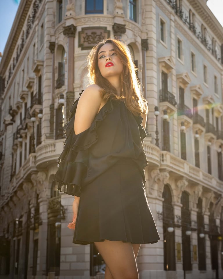 Fotografía de una modelo con un edificio de fondo
