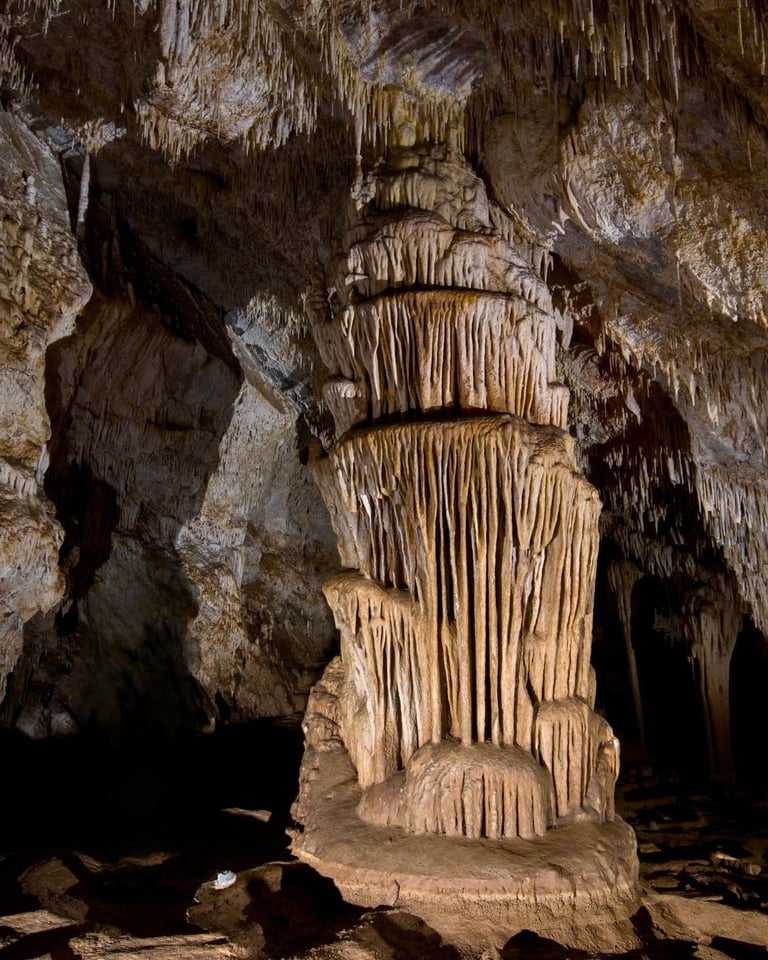 Columnas naturales formadas por la unión de una estalactita y una estalagmita 