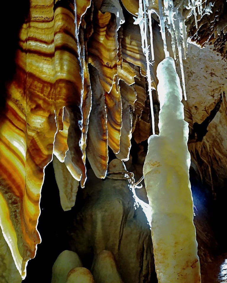 Banderas de calcita formadas por el deslizamiento del agua sobre paredes inclinadas de la cueva