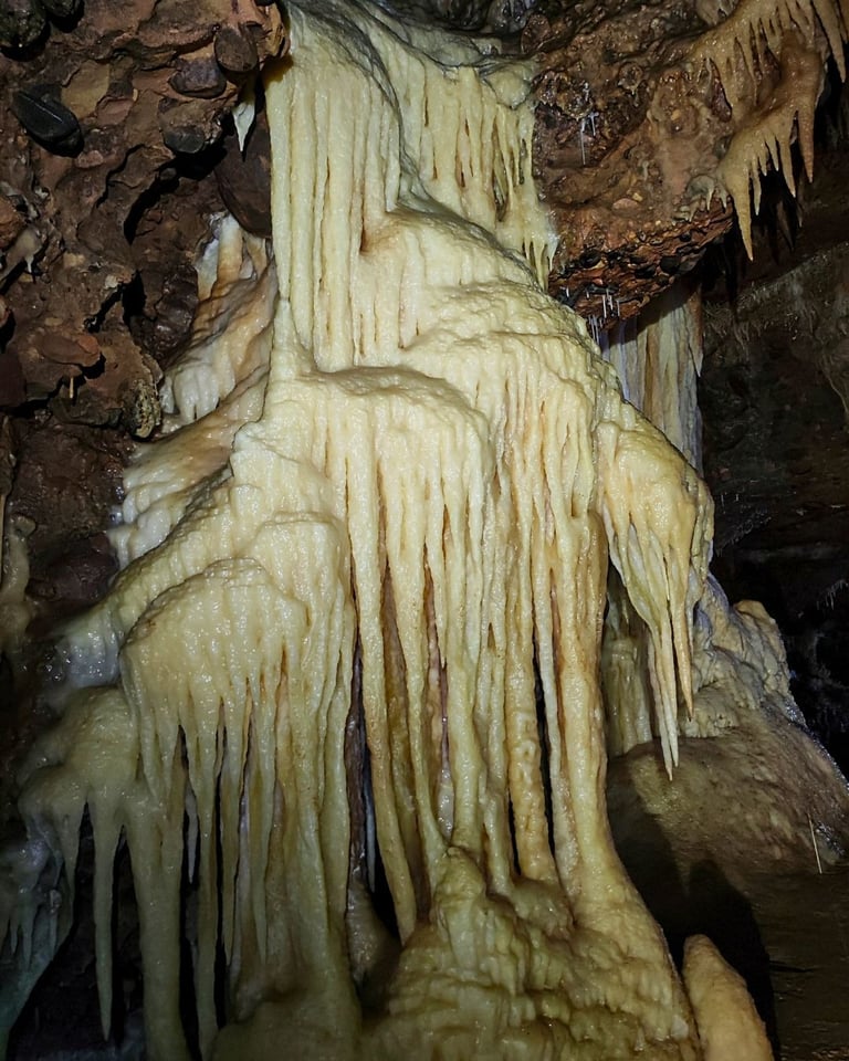 Coladas calcáreas creadas por el flujo continuo de agua mineralizada sobre la roca