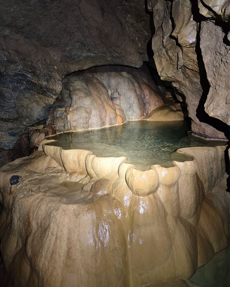 Pequeñas represas naturales formadas en el suelo de la cueva por acumulación de agua