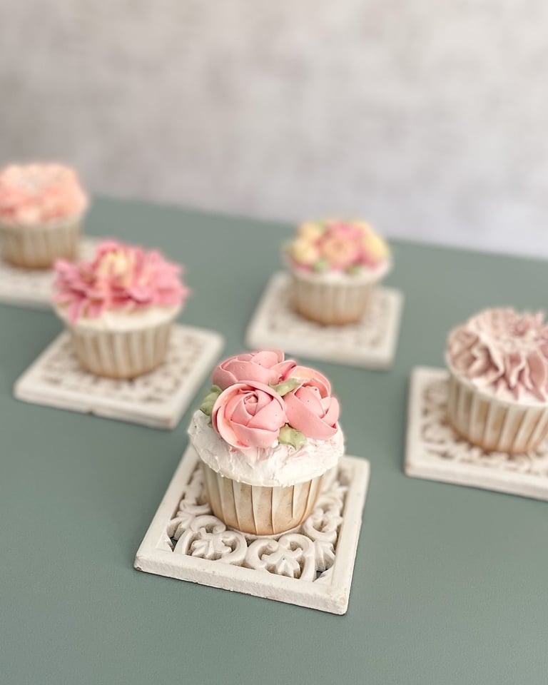 Kreminių gėlių pamokoje pagaminti keksiukai