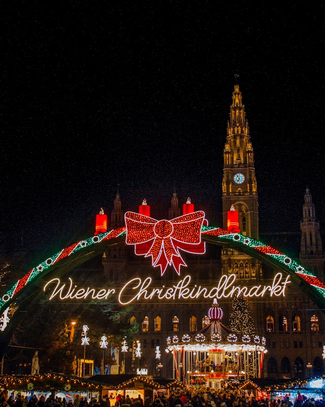 Arco de luces del Wiener Christkindlmarkt frente al Ayuntamiento de Viena, el mercado de Navidad 