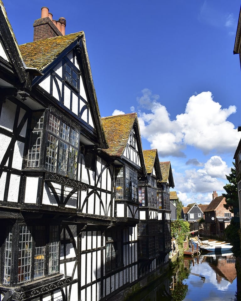 Maisons style Tudor sur la rivière Great Stour et des petites barques en bois vides