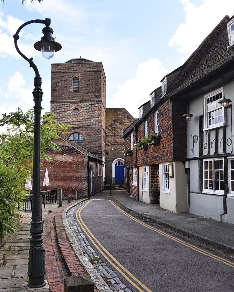 petite allée pavée avec un lampadaire à gauche et The Parrott Pub à droite