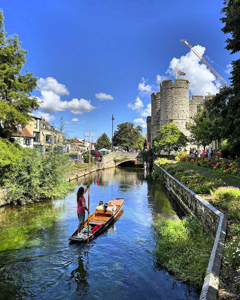 Petite barque en bois sur la rivière Great Stour et le Westgate towers en fond