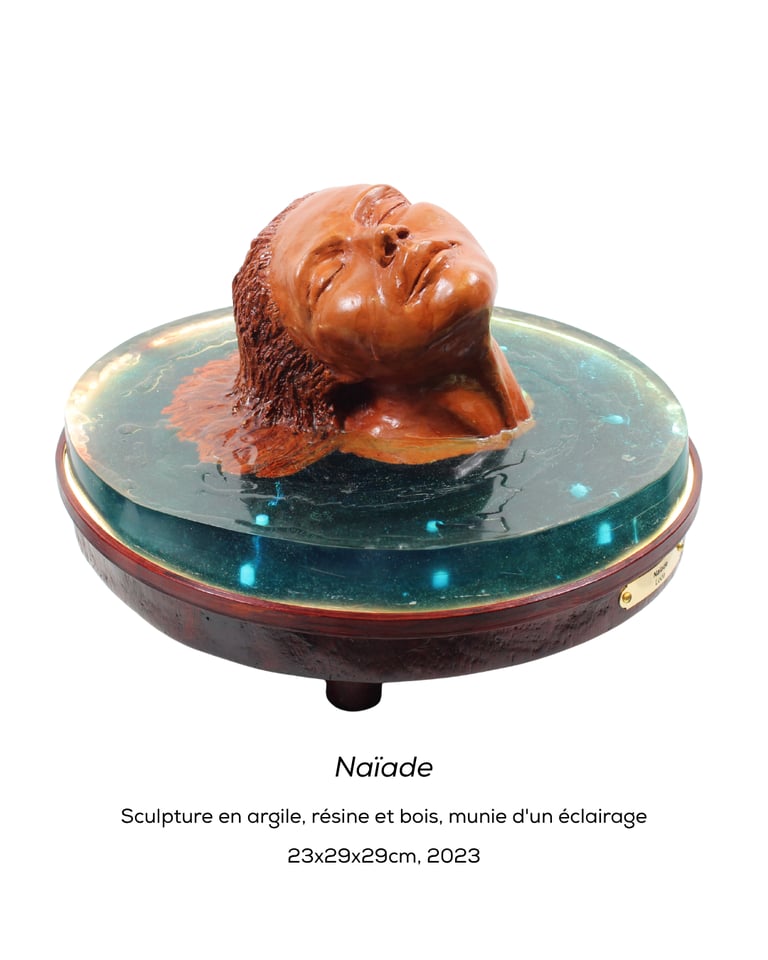 Sculpture de l'artiste Lode intitulée Naïade, représentant le buste d'une femme dans l'eau.  