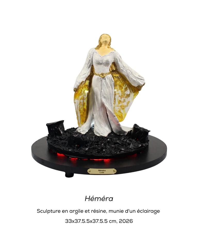 Sculpture de Lode intitulée Héméra représentant la déesse du jour surplombant un village détruit