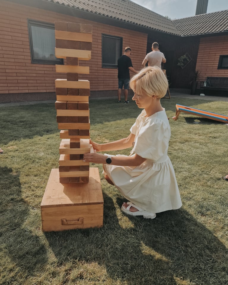 XXL Jenga su užduotimis žaidimas – žaidimų nuoma Klaipėdoje.
