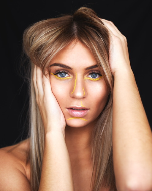 femme maquillée professionnellement