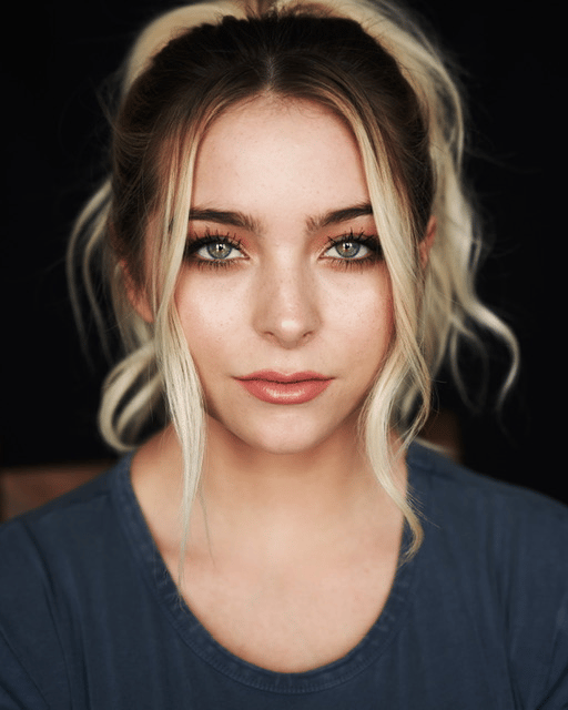 femme maquillée professionnellement