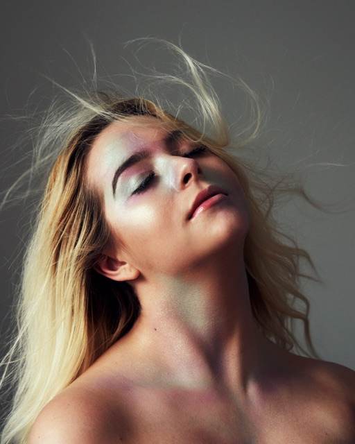 femme maquillée professionnellement